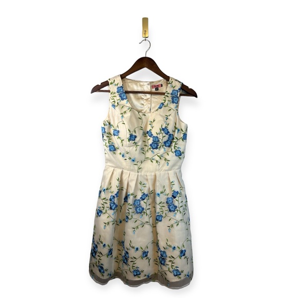 MODCLOTH CHI CHI LONDON Floral Fit Flare Dress Cream Blue Tulle Sz 4 Embroidered - Picture 1 of 13